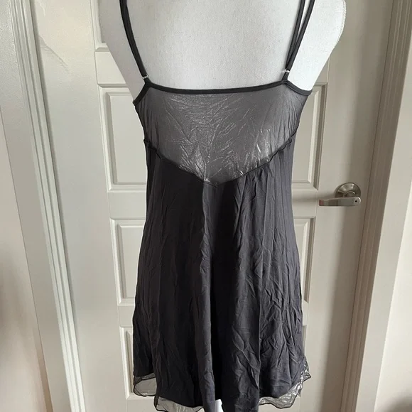 🚫SOLD🚫EUC Victoria’s Secret Gray V-neck Plunge Slip - Picture 2 of 5